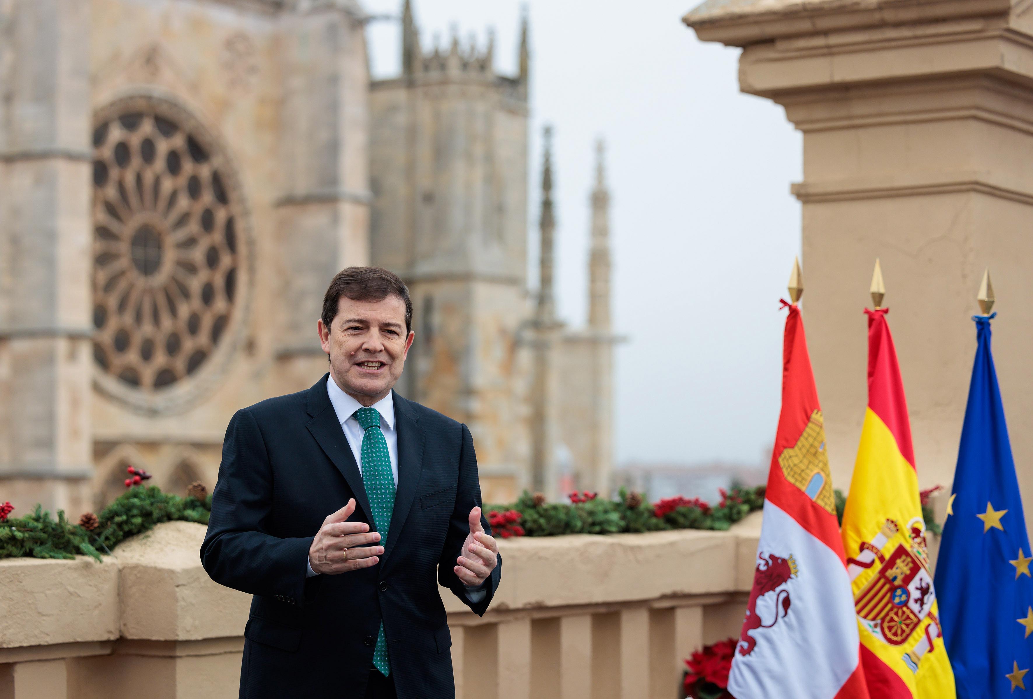 El presidente de la Junta, Alfonso Fernández Mañueco, felicita el año nuevo desde la Catedral de León. | JCYL