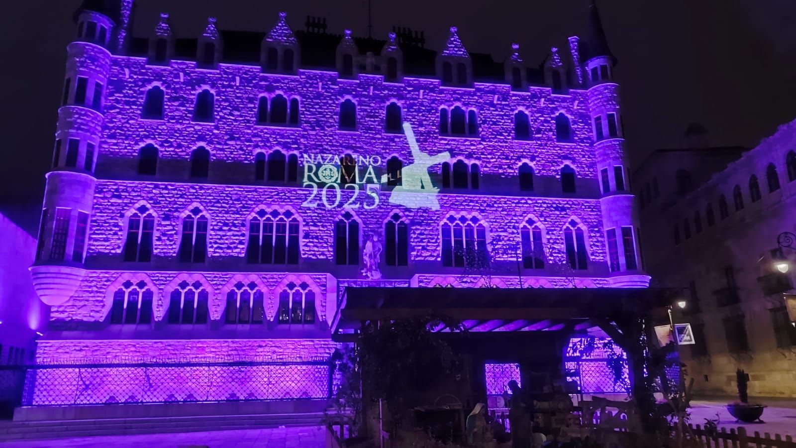 Fundos ilumina la fachada de Botines con el color de la Cofradía del Dulce Nombre Nazareno. | L.N.C.