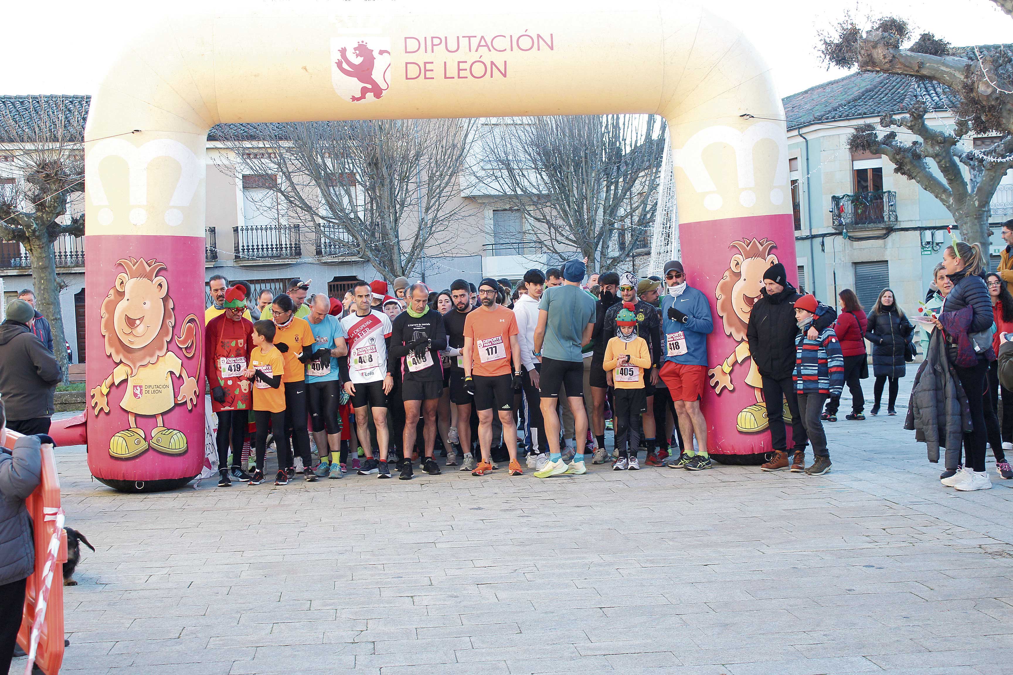 Salida de la San Silvestre de Boñar desde la plaza del Negrillón. | ALFREDO HURTADO