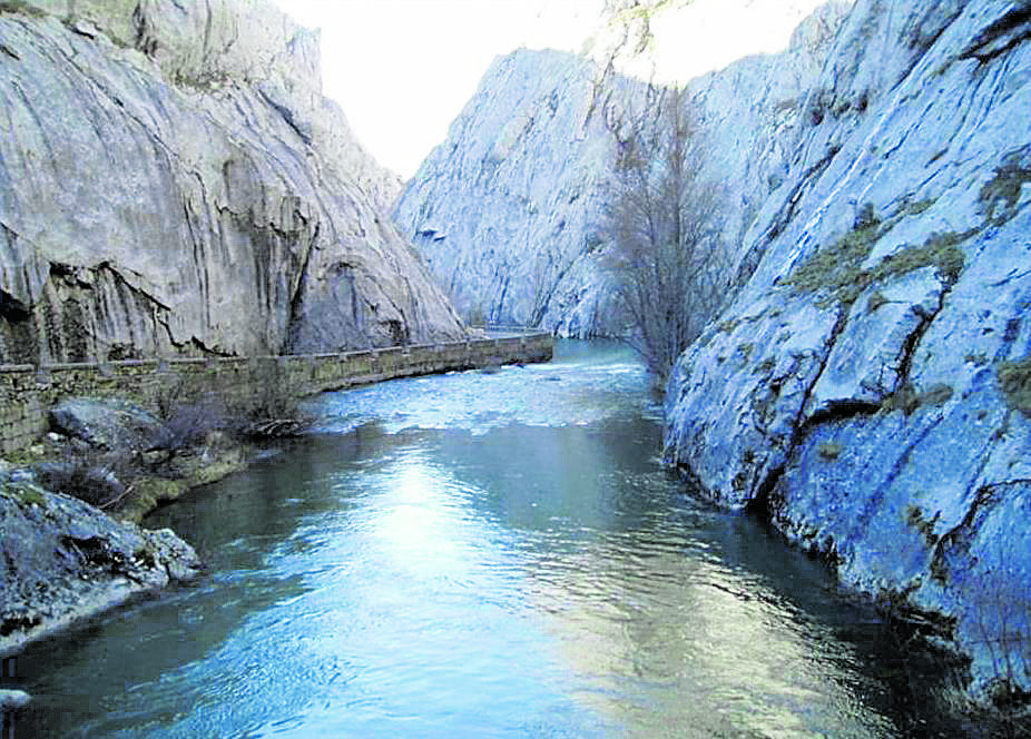 El río Torío, en la foto a su paso por las Hoces de Vegacervera, es de los que ve retrasado el cierre de la temporada hasta el 31 de agosto en todo su curso.