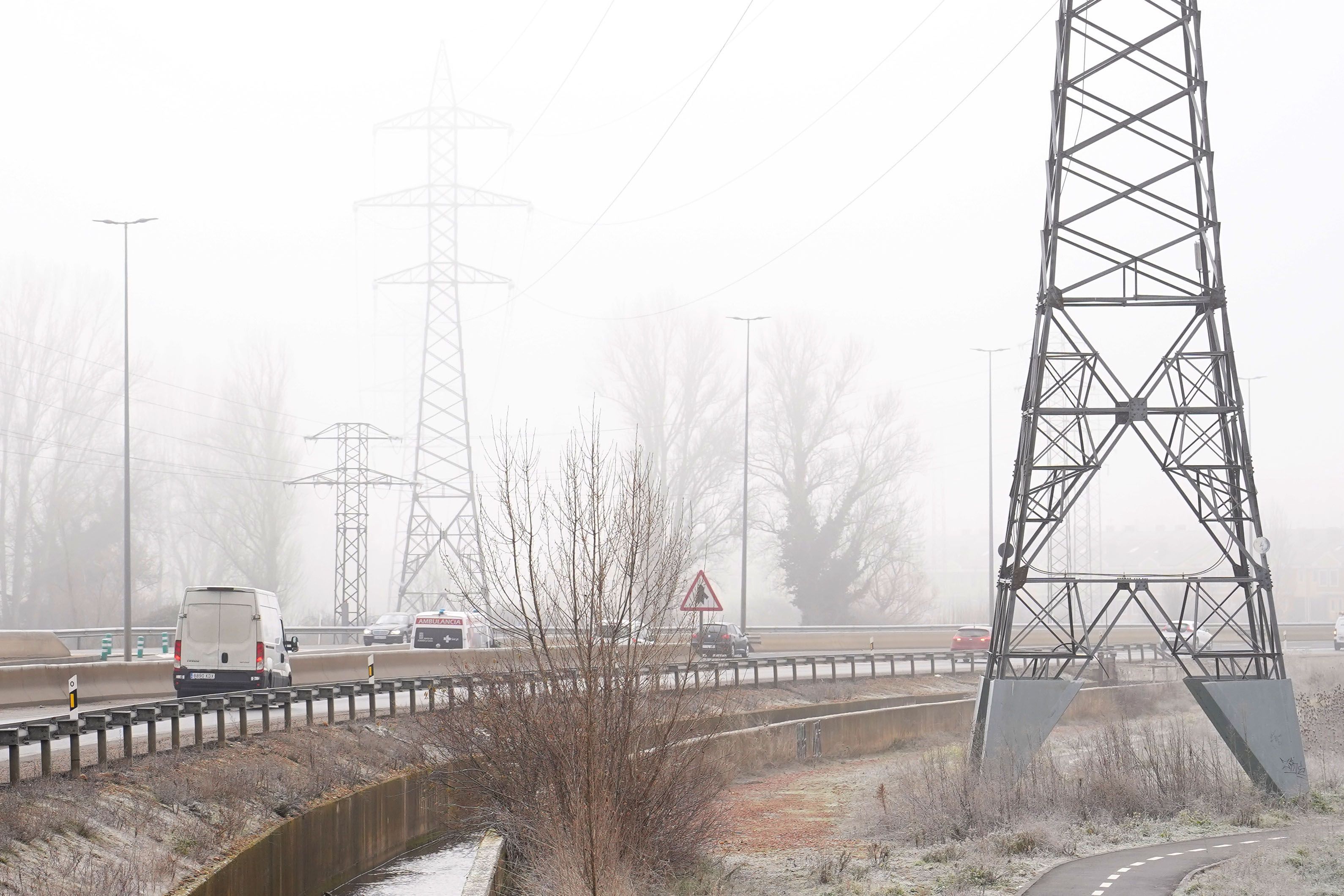 Imagen de archivo de una carretera de León afectada por la niebla. | CAMPILLO (ICAL)