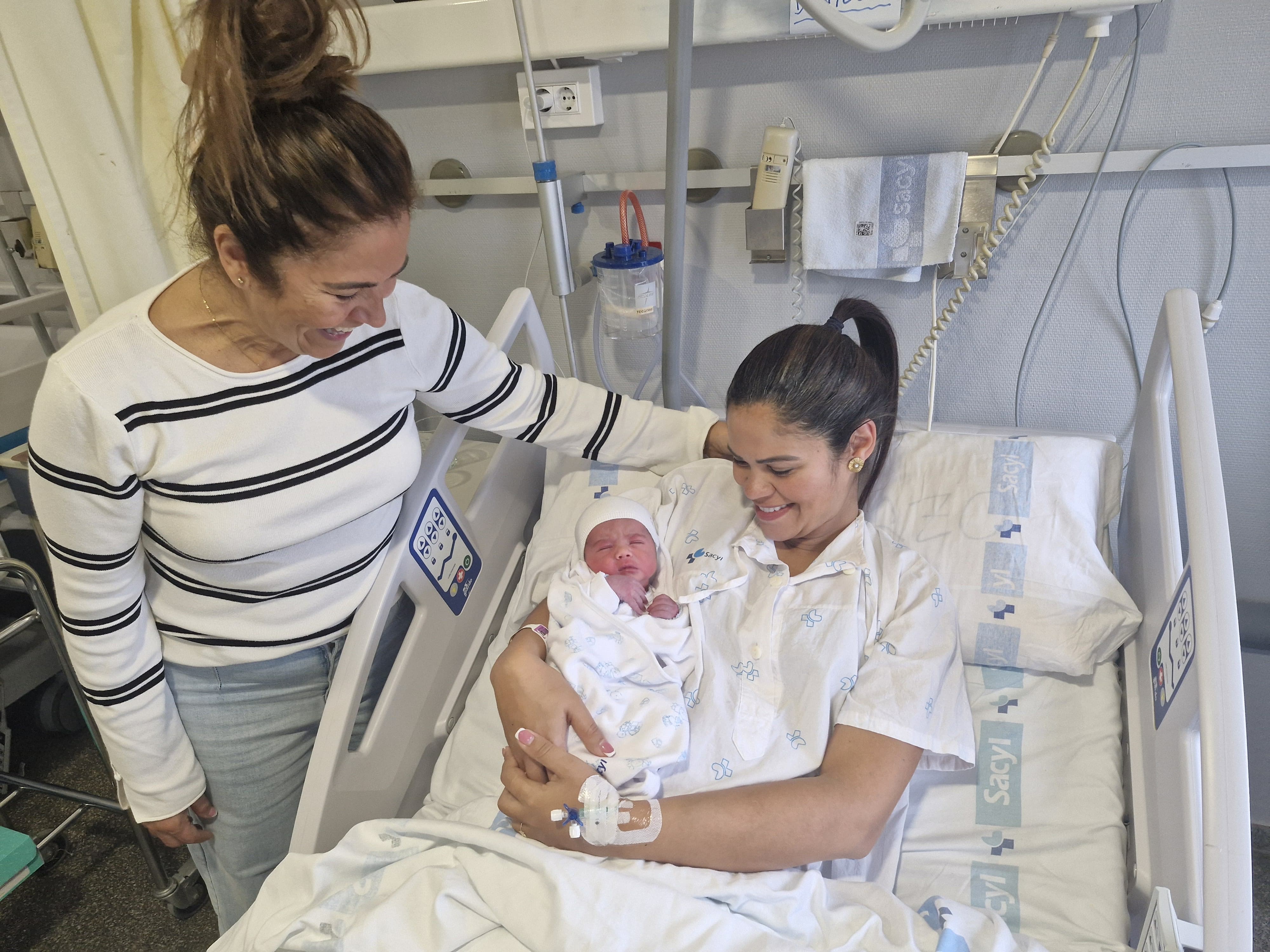 El primer bebé de El Bierzo con su madre y su abuela.