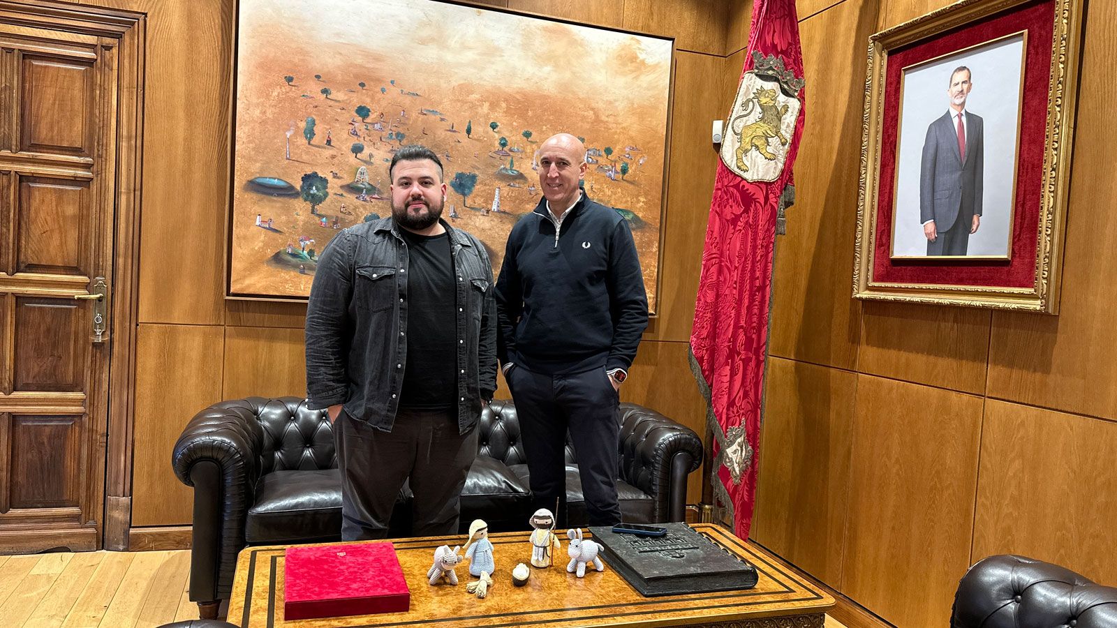 José Antonio Diez recbió al cineasta leonés este jueves en el Ayuntamiento. | L.N.C.