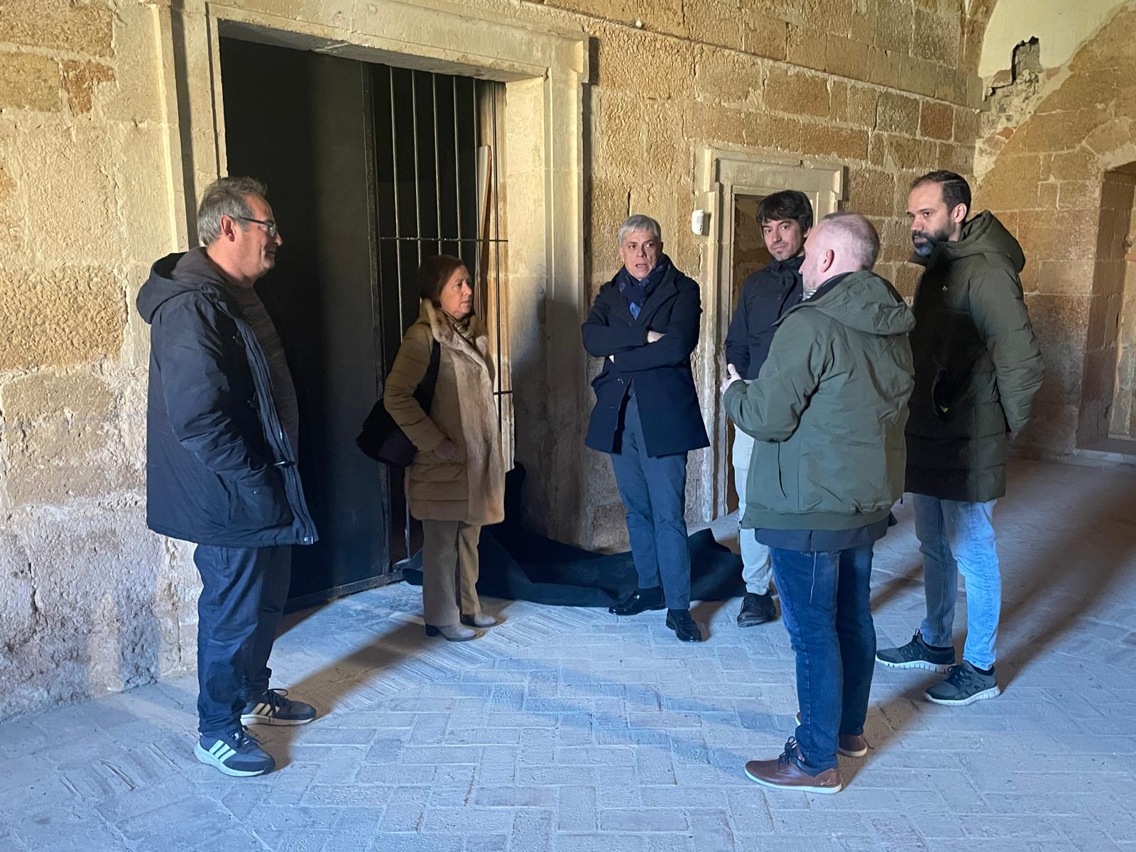 Eduardo Diego en su visita a la sacristía del Monasterio de Sandoval. | L.N.C.