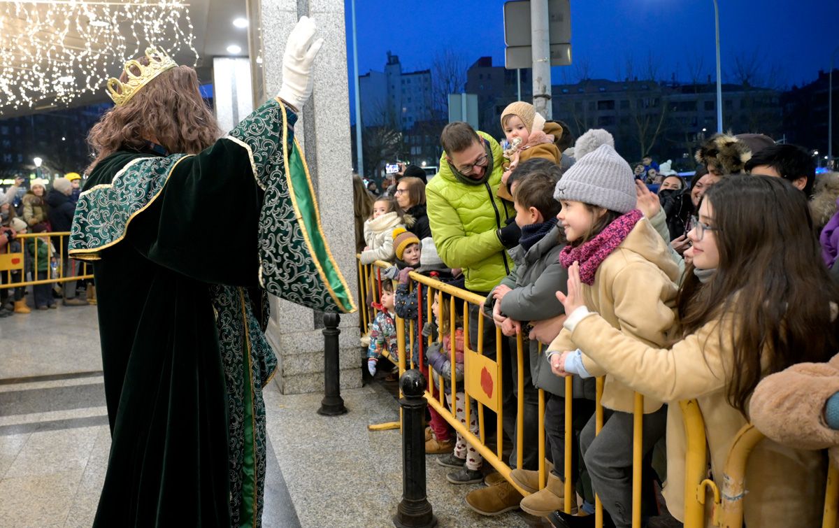 Gaspar recibiendo las cartas de los más pequeños en León. | MAURICIO PEÑA