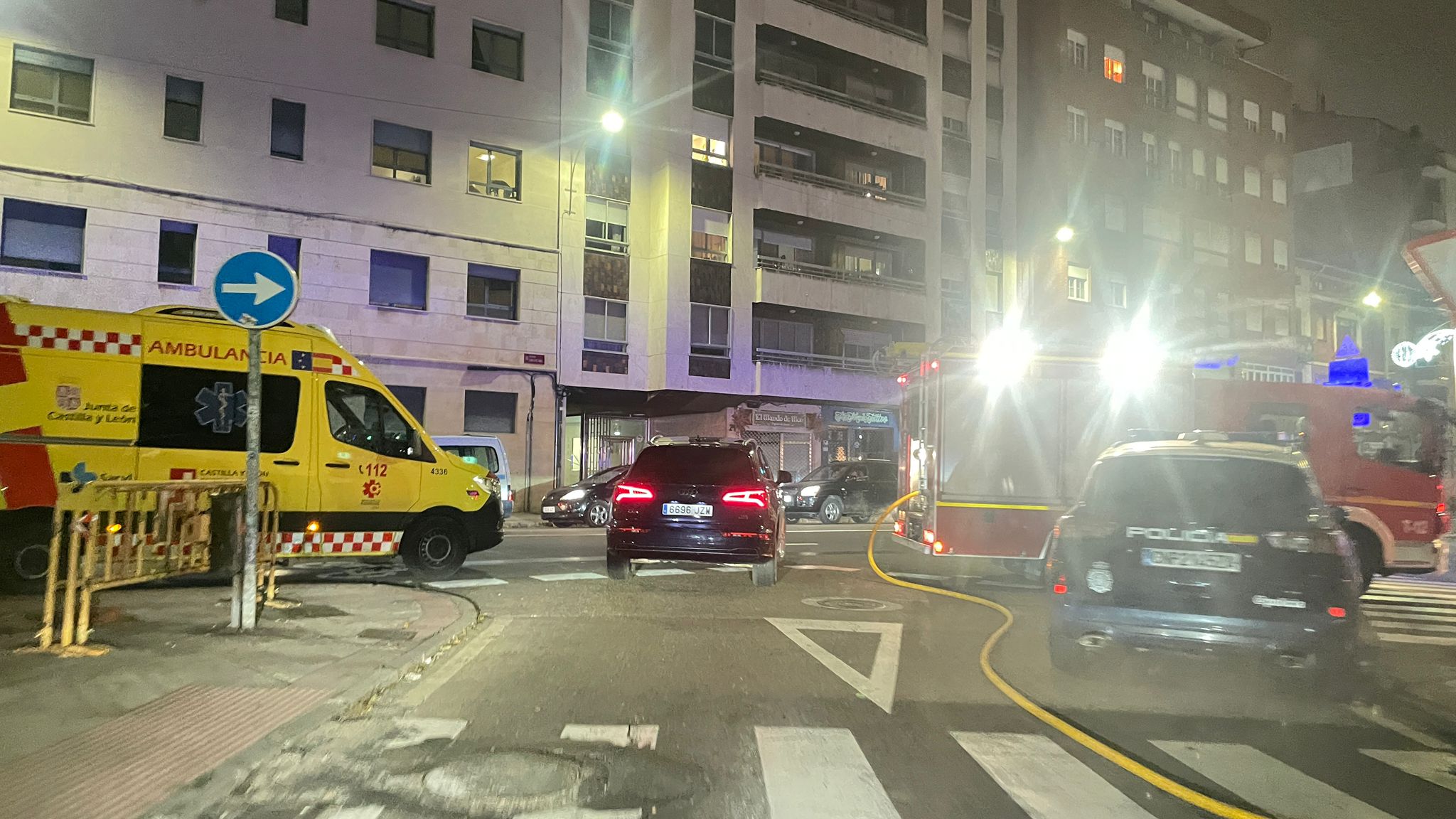 El suceso ha ocurrido en la calle Federico Echevarría, donde acudieron los bomberos y una ambulancia del Sacyl. | L.N.C.