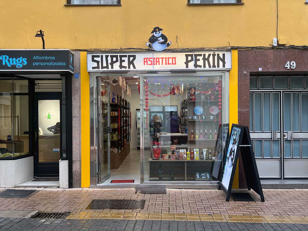 El Súper Pekín ha abierto en la calle La Rúa. | M.H.