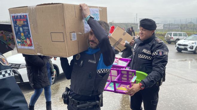 Campaña solidaria de la Policía Municipal de Ponferrada. | JAVIER FERNÁNDEZ