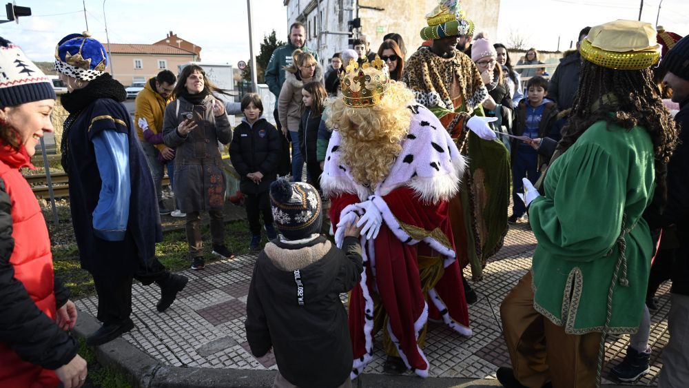 Los Reyes Magos volverán a llegar a Villaquilambre en el tren de Feve. | SAÚL ARÉN