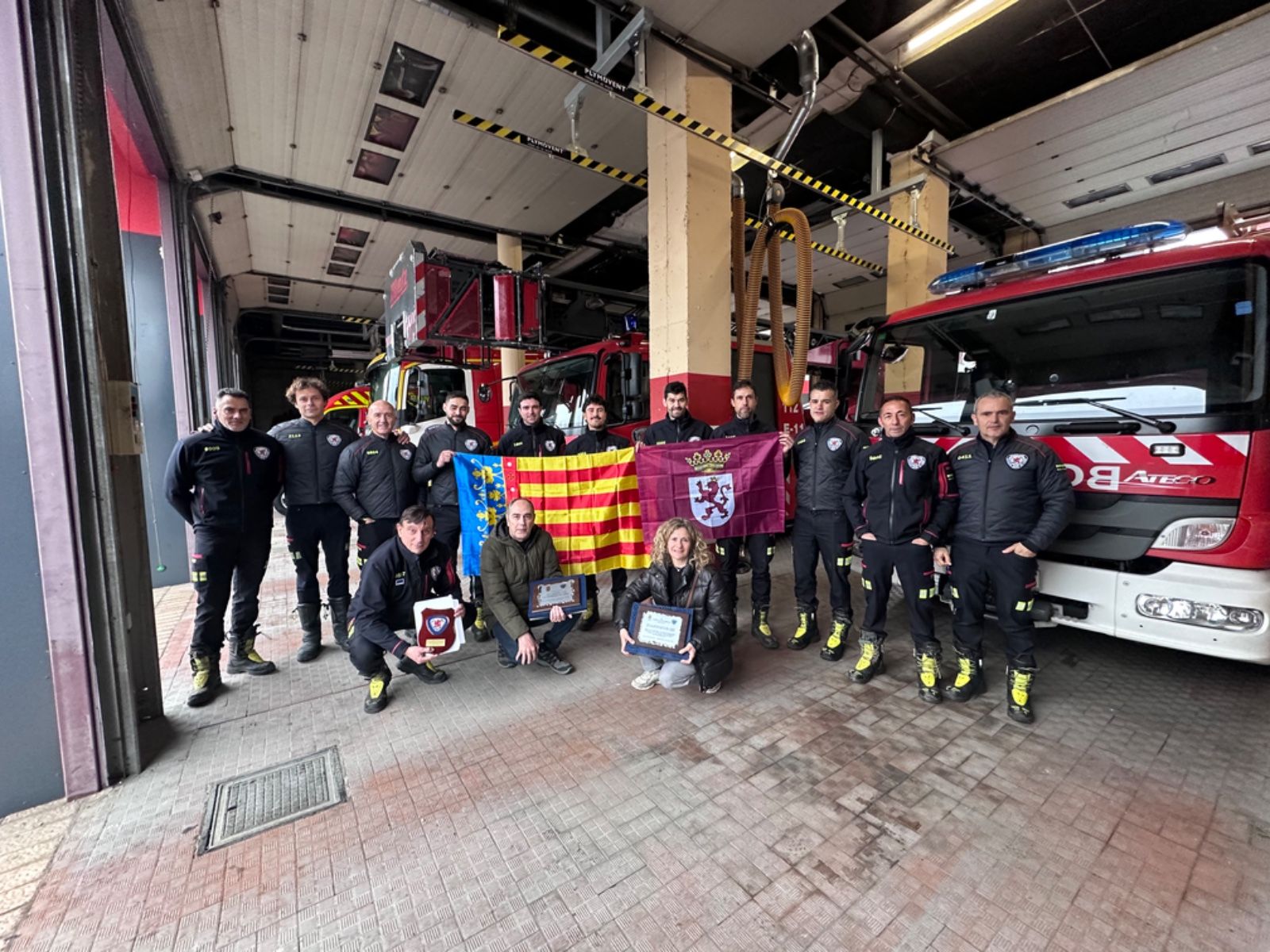 Encuentro entre los vecinos de Paiporta y los Bomberos de León. | L.N.C.