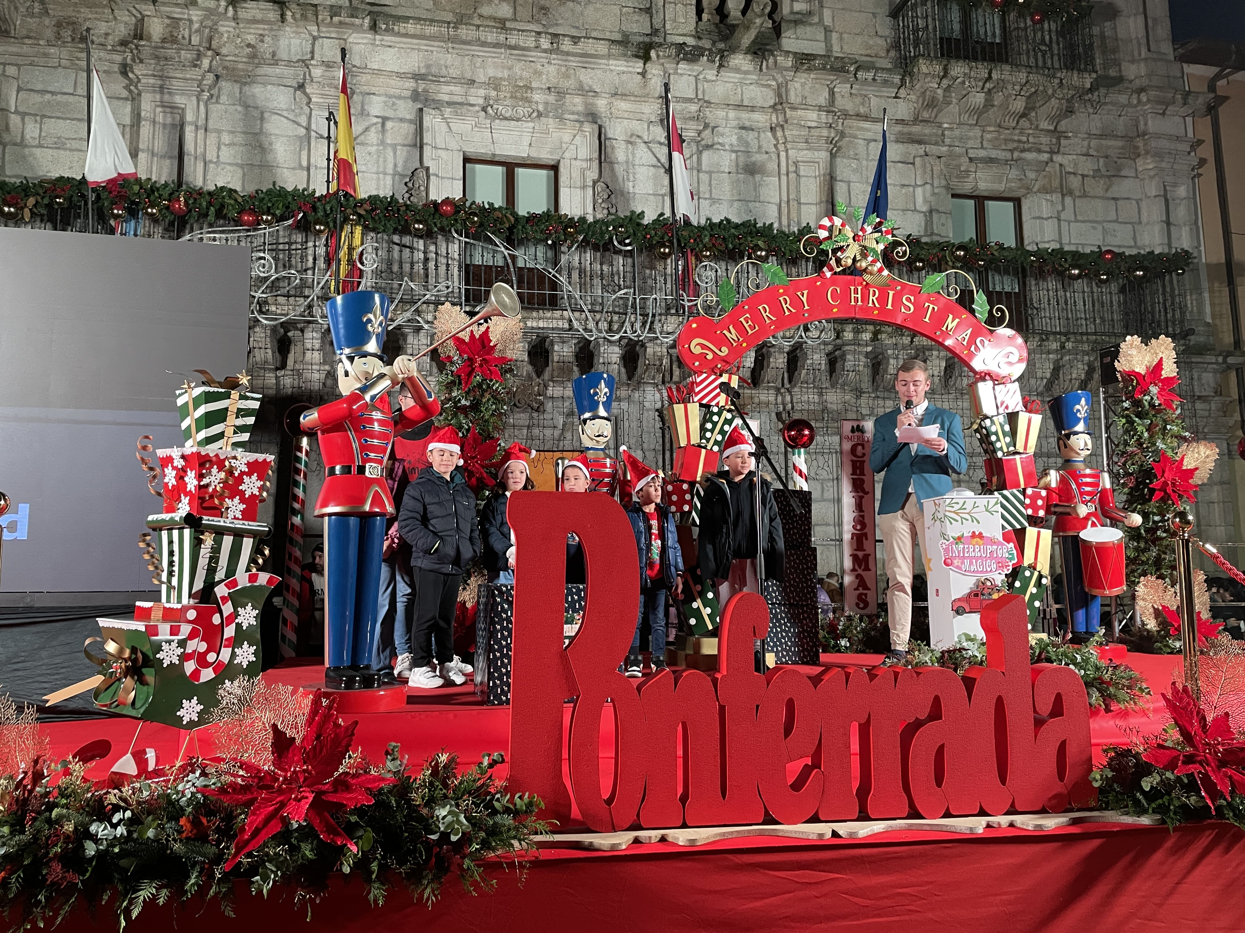 Los niños tienen un protagonismo especial en la Navidad desde que encendieran las luces de Ponferrada. | J.F.