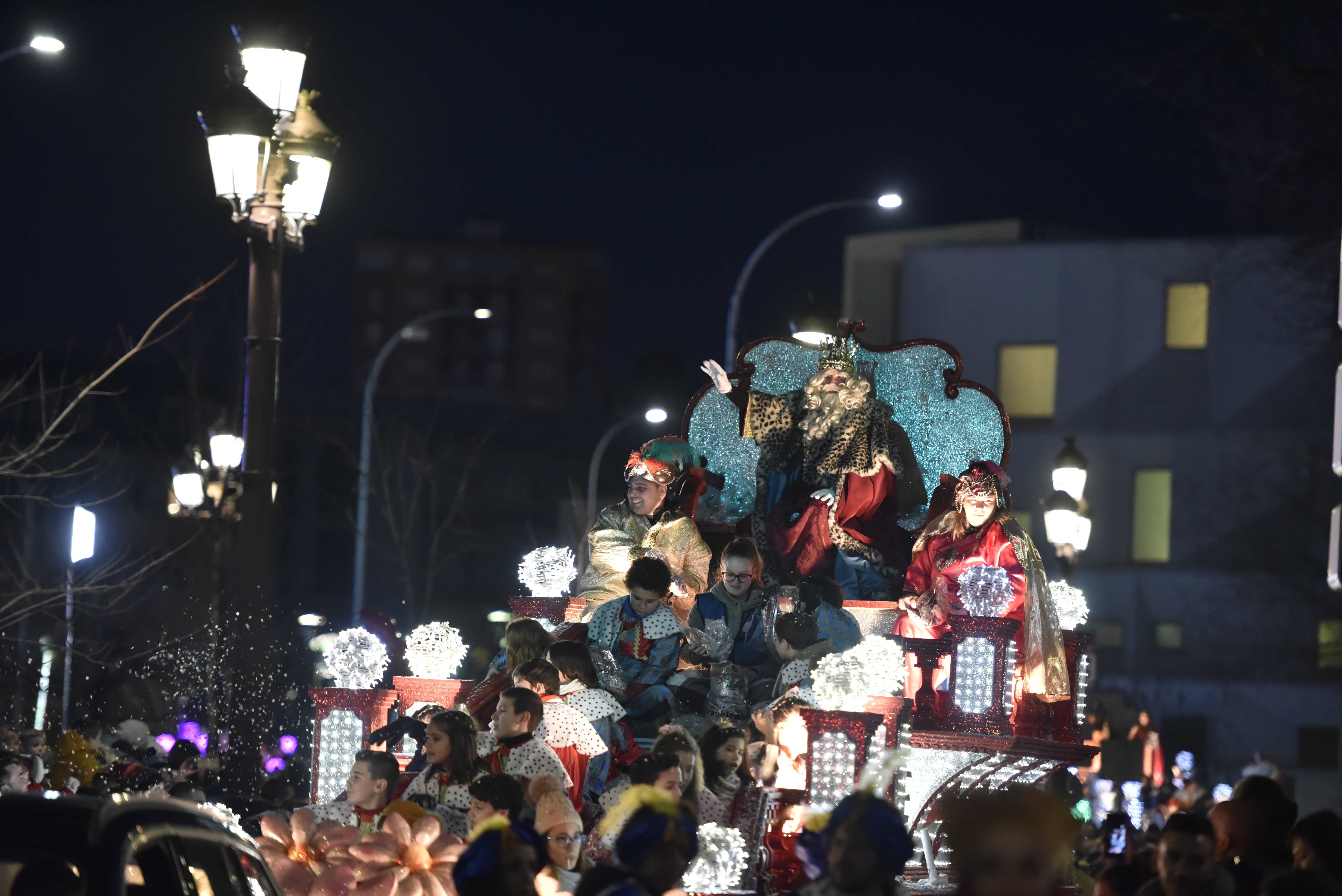 El rey Melchor saludando a los niños y niñas, en una visita anterior de Sus Majestades de Oriente a León. | SAÚL ARÉN