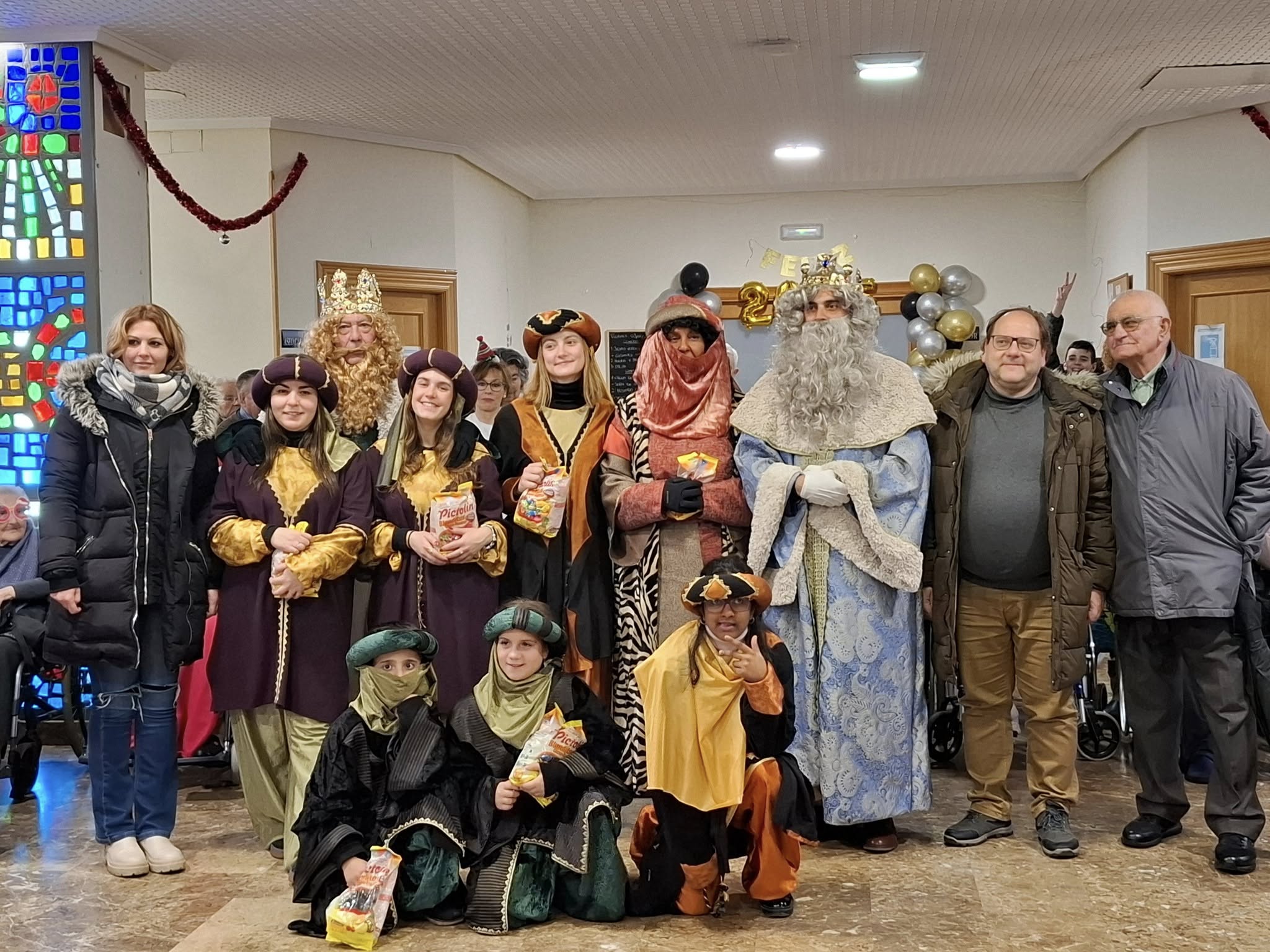 Los Reyes Magos estuvieron este viernes en las residencias y centros educativos de La Bañeza. | L.N.C.