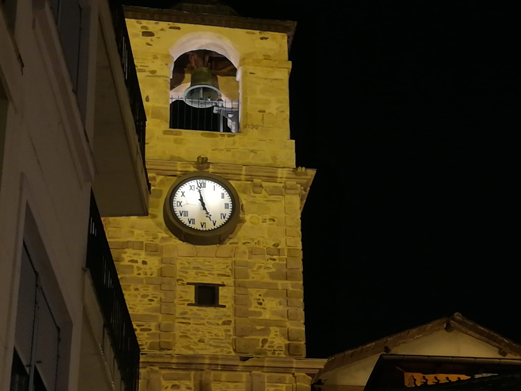 El reloj de Ponferrada se estancó en las 5 y sus agujas han dejado de funcionar. | MAR IGLESIAS