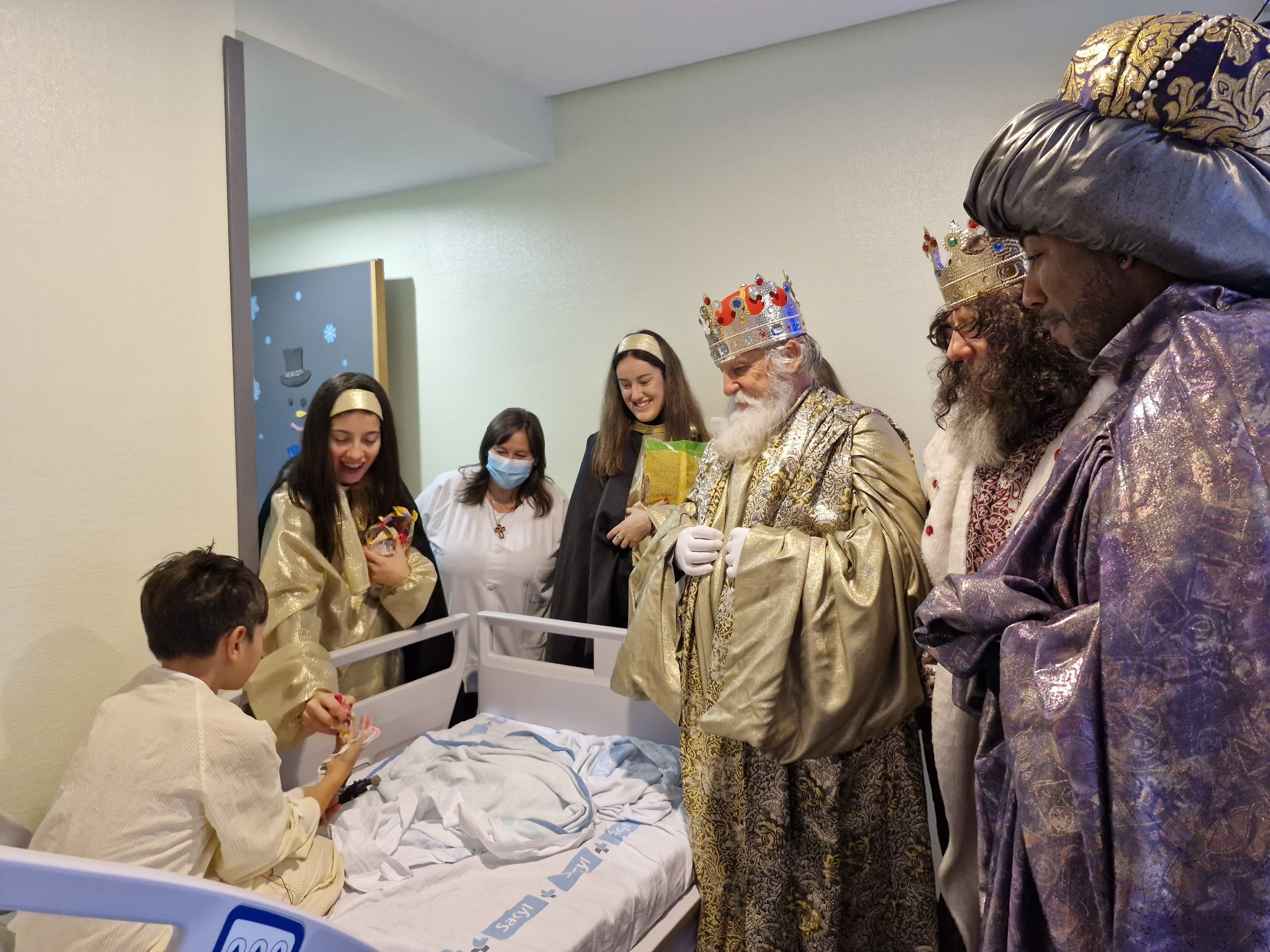 Los más pequeños se vieron sorprendidos gratamente por la visita de los Reyes Magos.