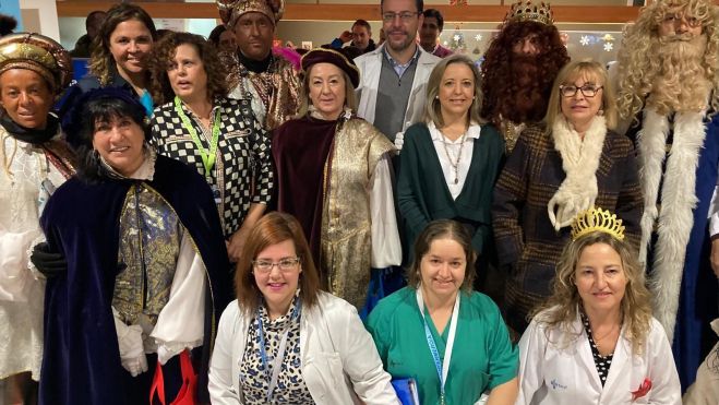 Los Reyes Magos junto a varias trabajadoras del Hospital de León. | L.N.C.