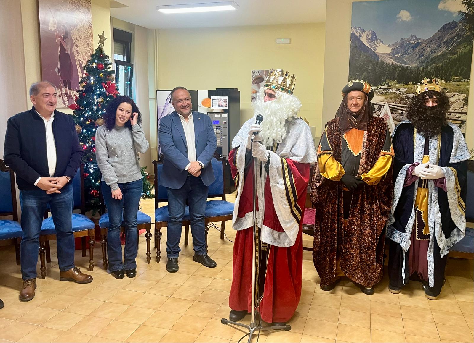 Los Reyes Magos coincidieron en Santa Luisa con representantes de Diputación. | L.N.C.