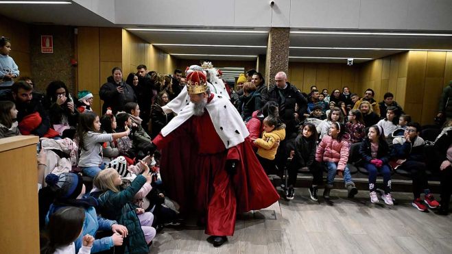 Caluroso recibimiento de los más pequeños de Villaquilambre a los Reyes Magos. | SAÚL ARÉN