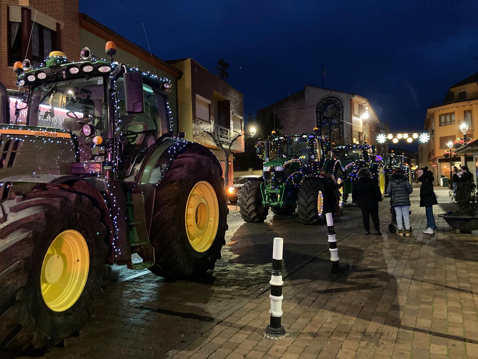 Tractorada navideña en Santa María del Páramo. | L.NC..