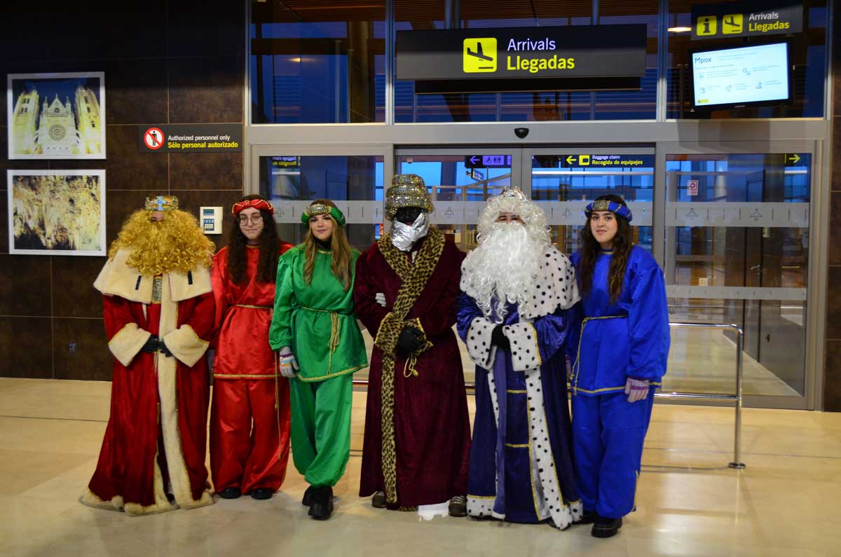 Los Reyes Magos a su llegada al aeropuerto de León. | L.N.C.