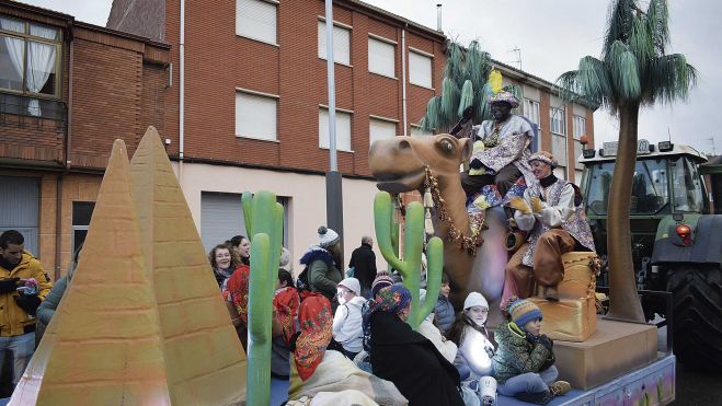 Una de las carrozas de la cabalgata de Santa María del Páramo. | A. RODRÍGUEZ