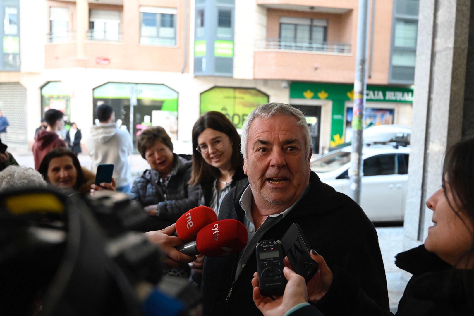 Gerardo, agraciado con el gordo de 'El Niño', a las puertas de El Corte Inglés. SAÚL ARÉN