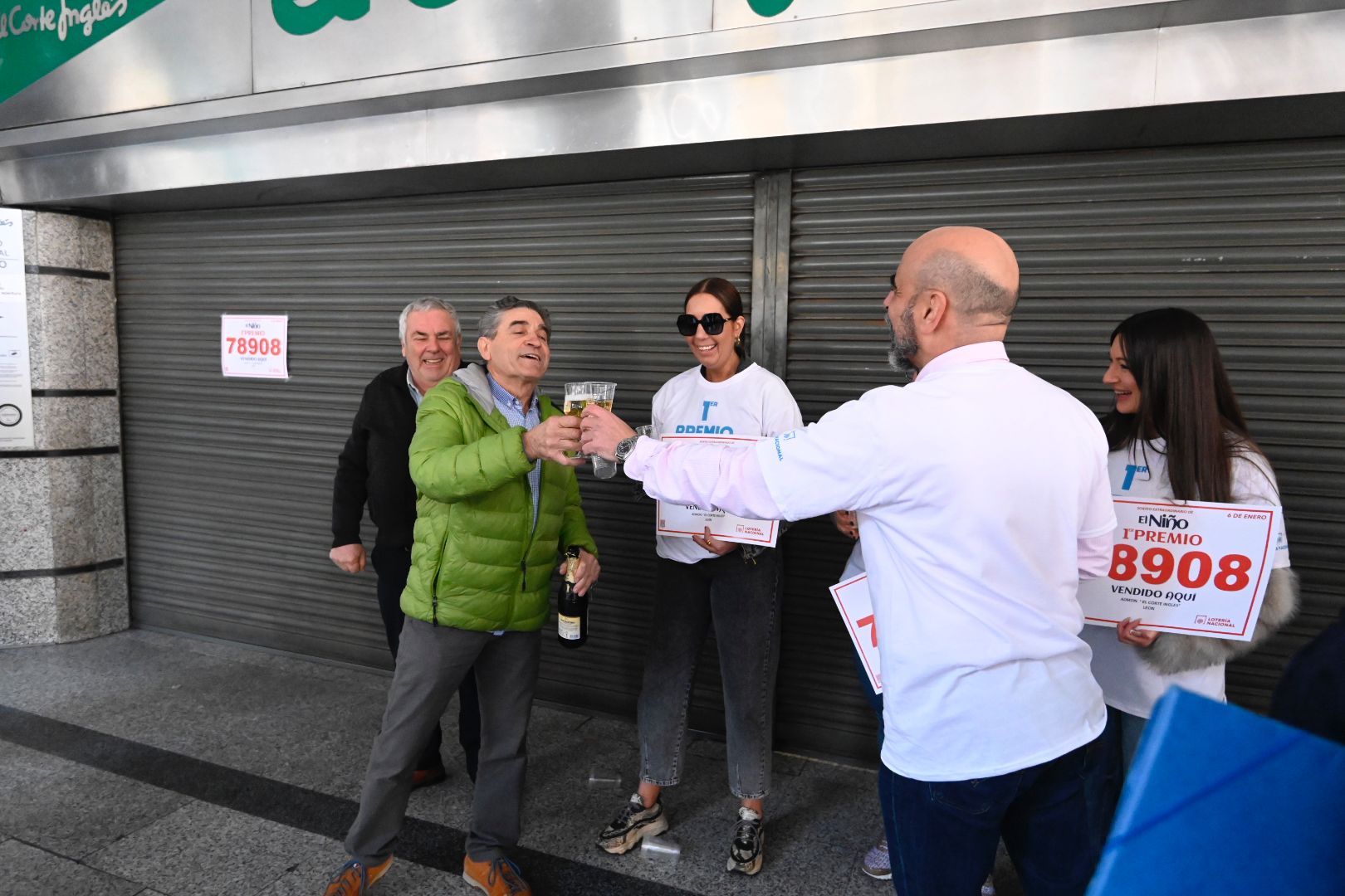 José Luis Fernández (con chaqueta verde) a las puertas de El Corte Inglés de León. | SAÚL ARÉN