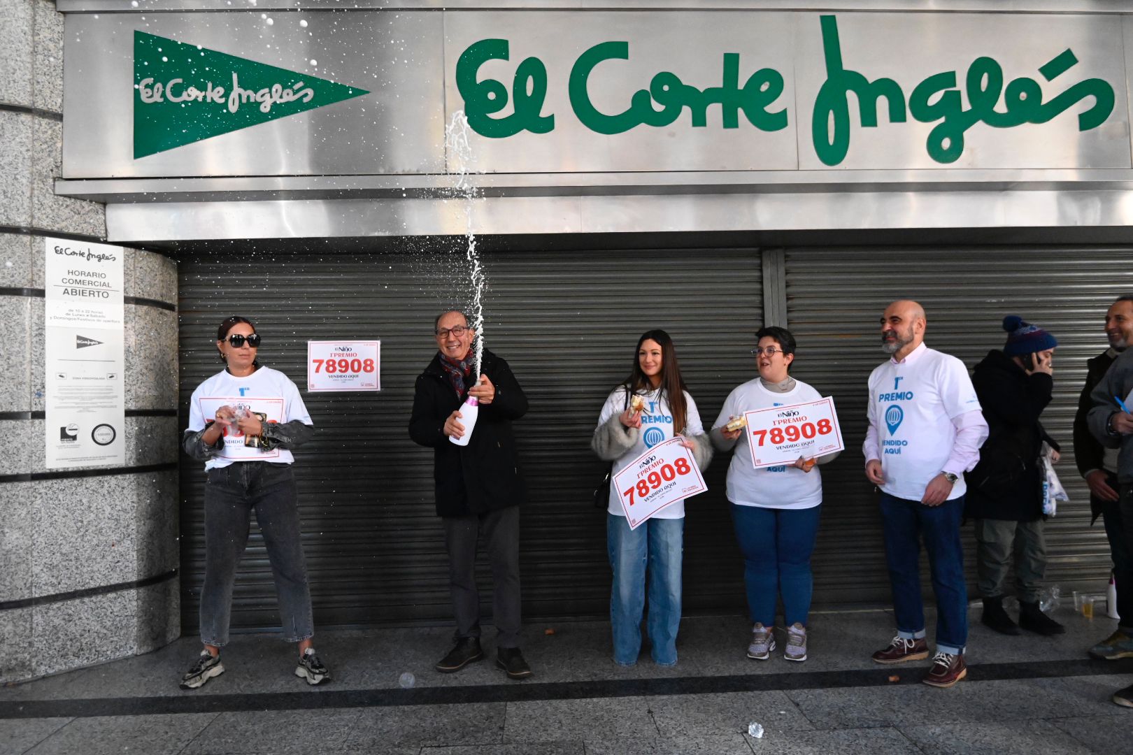 Basilio Miguélez descorcha el champán a las puertas de El Corte Inglés. | SAÚL ARÉN