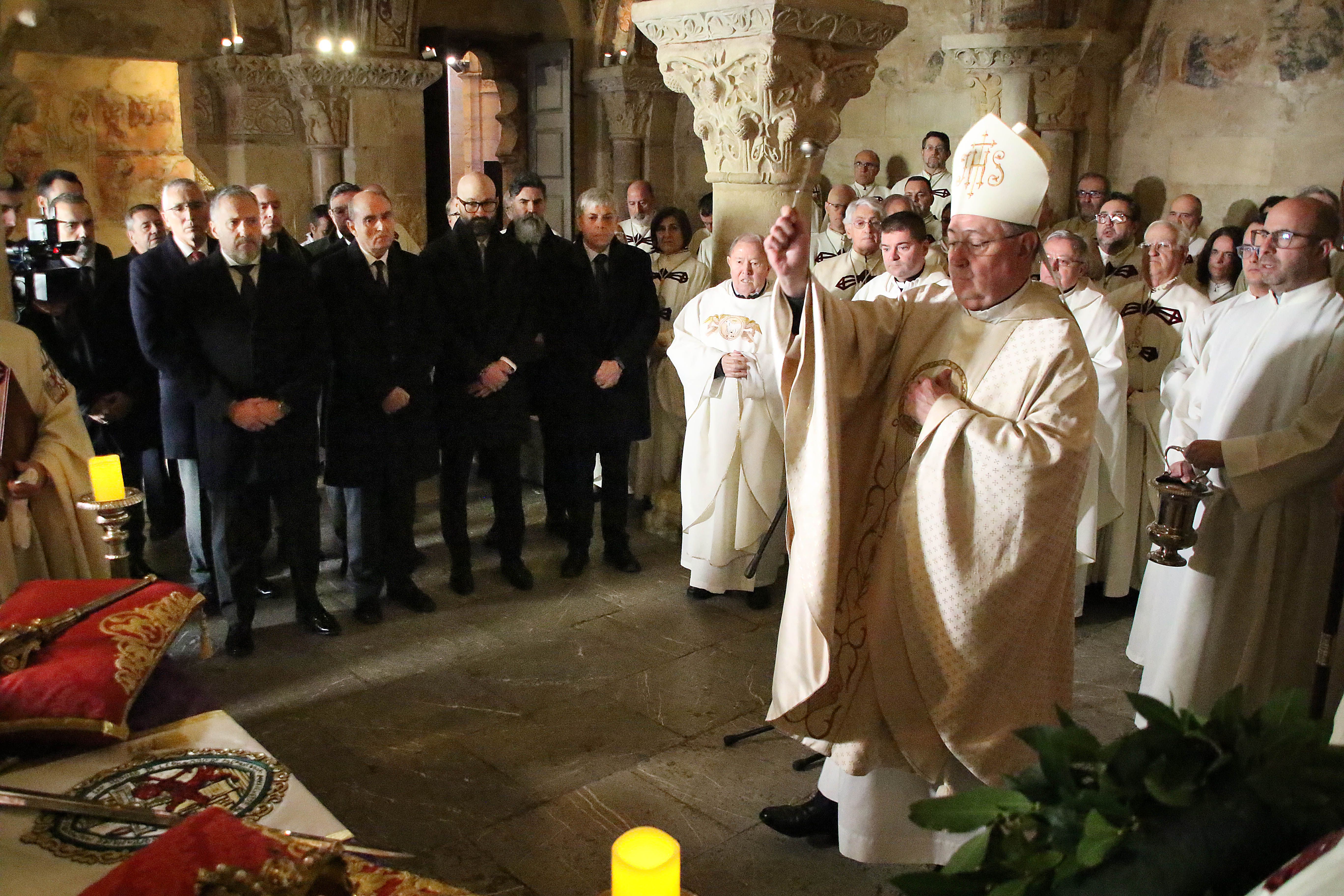 Las autoridades han asistido al responso en la Basílica de San Isidoro. | PEIO GARCÍA (ICAL)