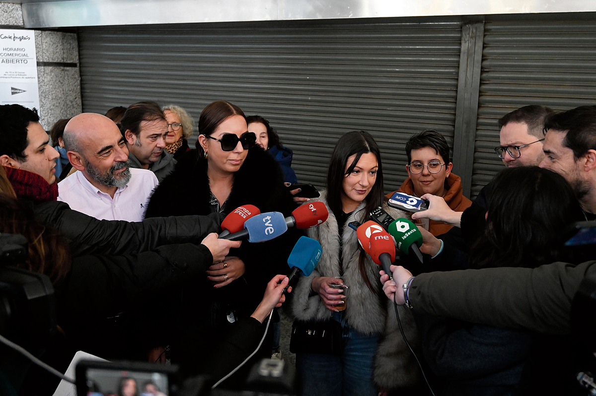 Las trabajadoras de la Administración junto a los periodistas este domingo. | SAÚL ARÉN