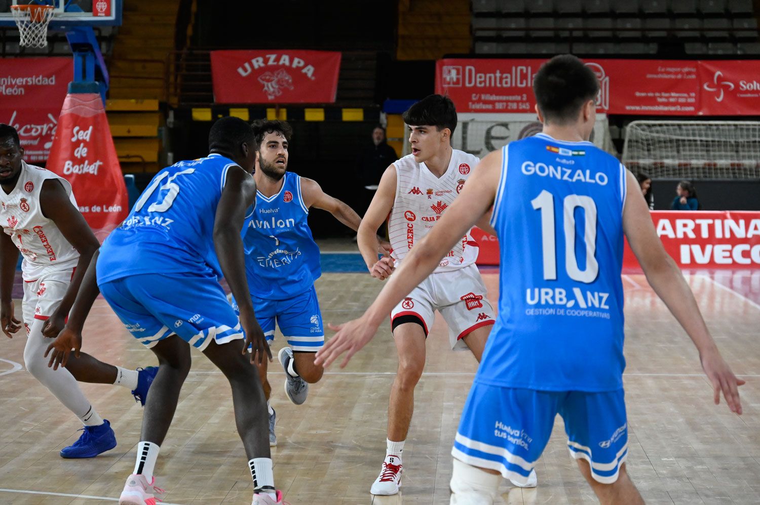 Isaac Vázquez bota entre tres defensores durante el partido en León frente al Huelva. SAÚL ARÉN.