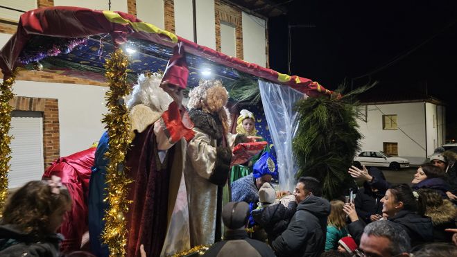 Los reyes recibidos a la puerta de la antigua escuela de Santa Colomba de las Arrimadas.