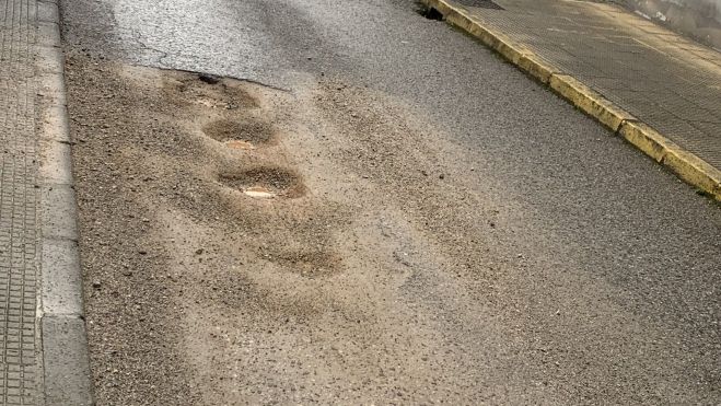 Socavones en la calle Ángel Basante.