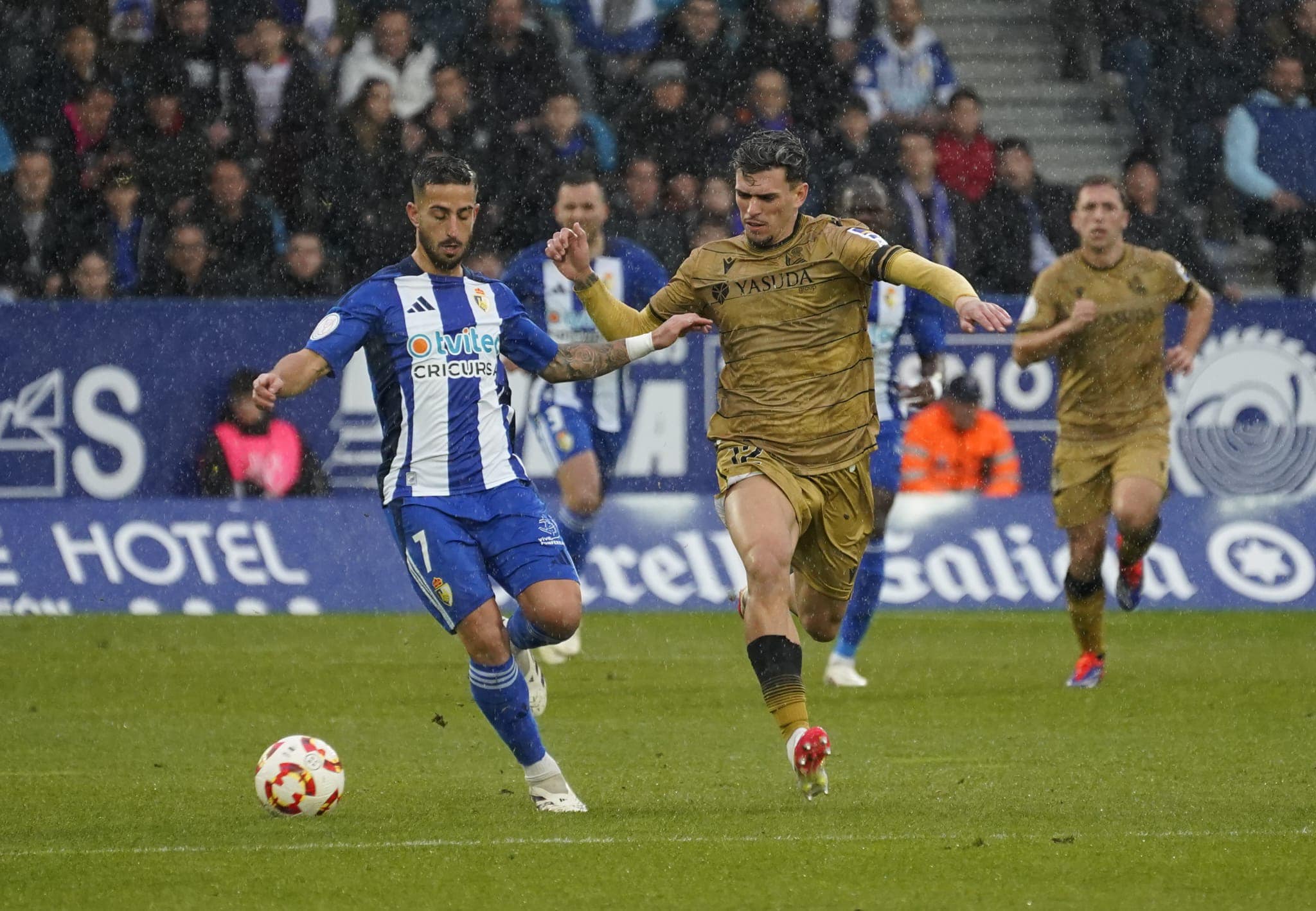 Ernesto Gómez en un lance con Javi López, de la Real Sociedad. | SDP