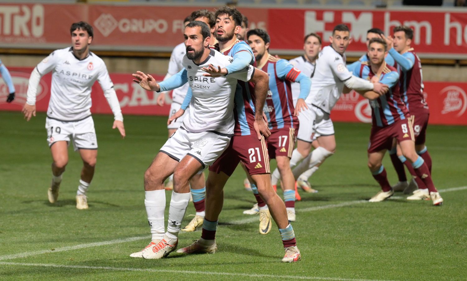 Maestre busca rematar un córner frente a la Segoviana. | MAURICIO PEÑA