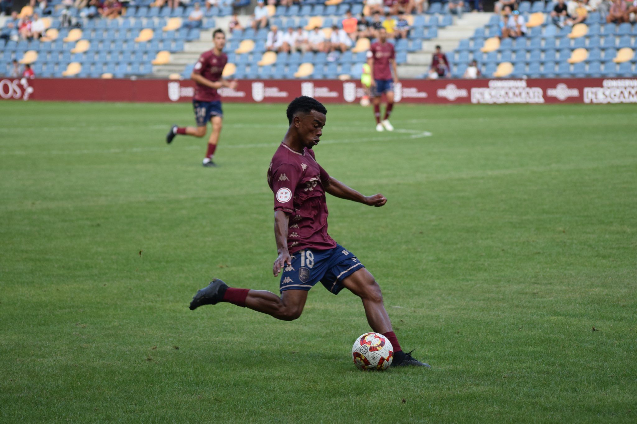 Dalisson de Almeida con el balón durante un partido esta temporada con el Pontevedra. | Pontevedra CF