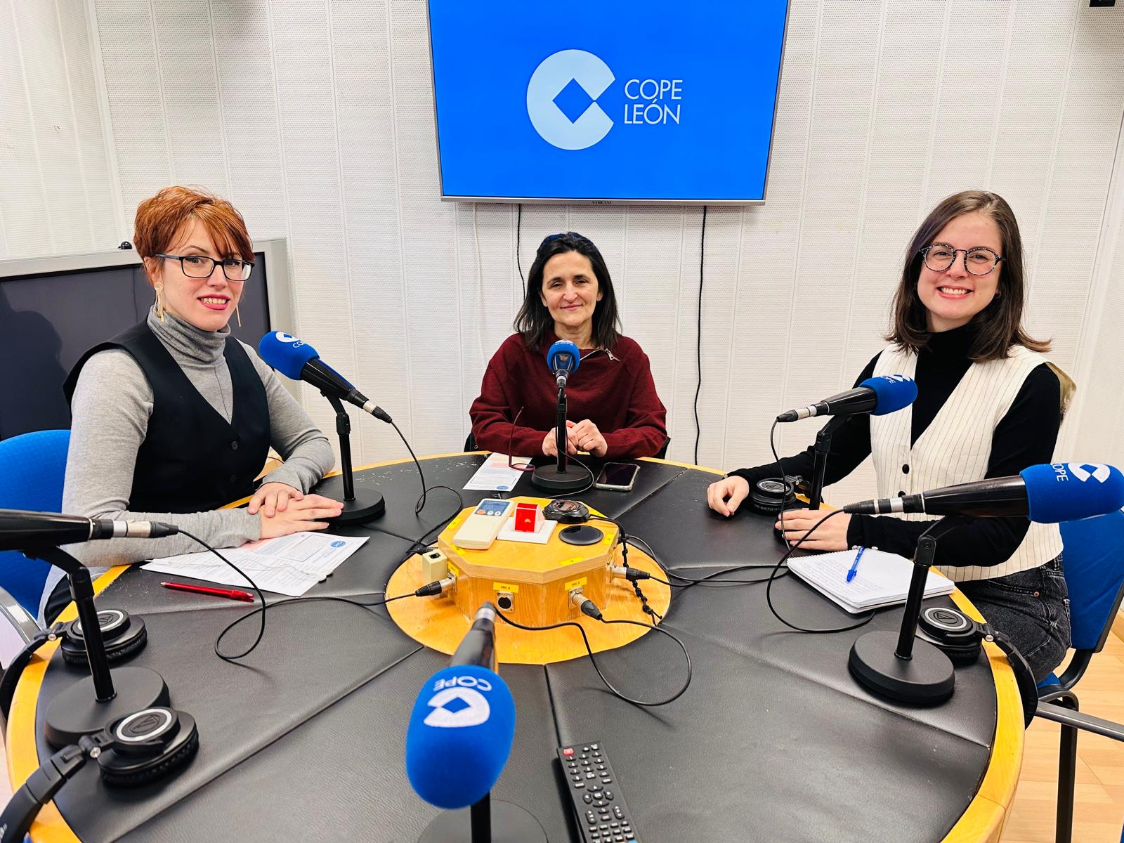 Josefina Herrero (c) participó en el programa ‘Entre nosotras’ de Cope León. |L.N.C.