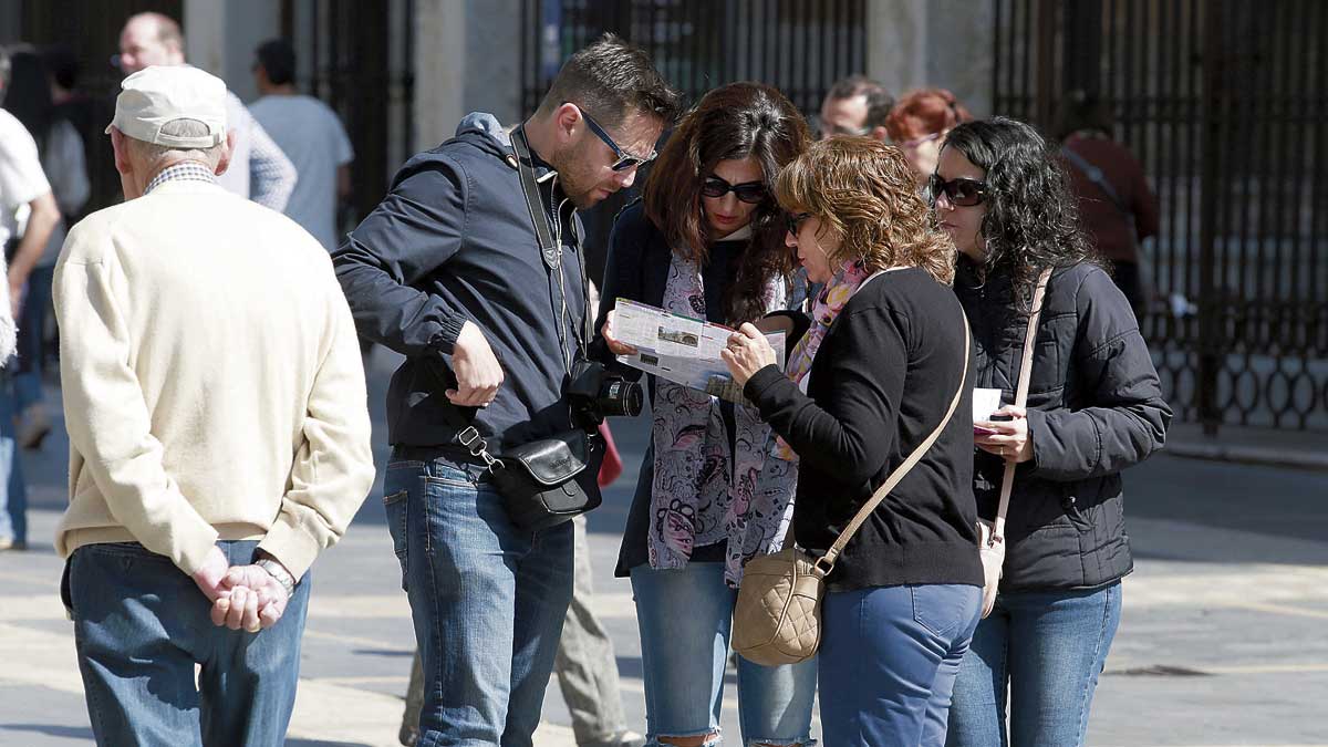 Imagen de archivo de un grupo de turistas en el centro de la ciudad de León. | ICAL