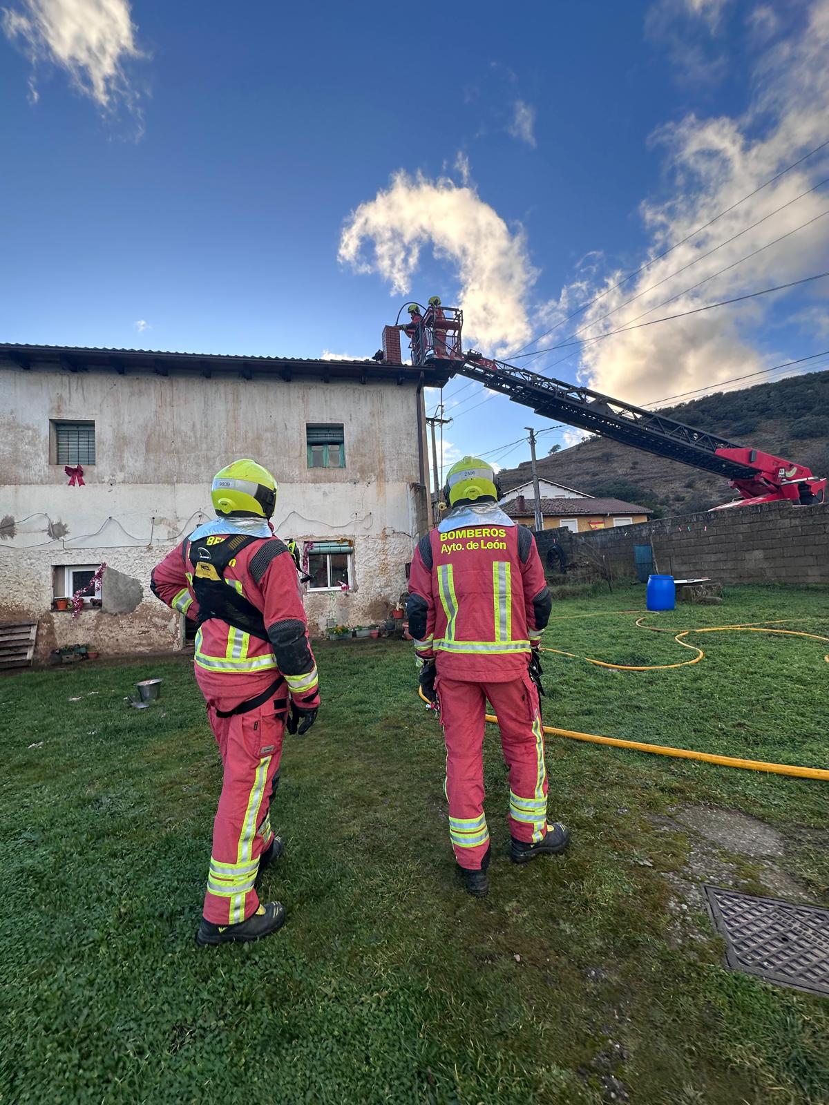 Los bomberos acudieron con un vehículo de altura. | BOMBEROS AYUNTAMIENTO DE LEÓN