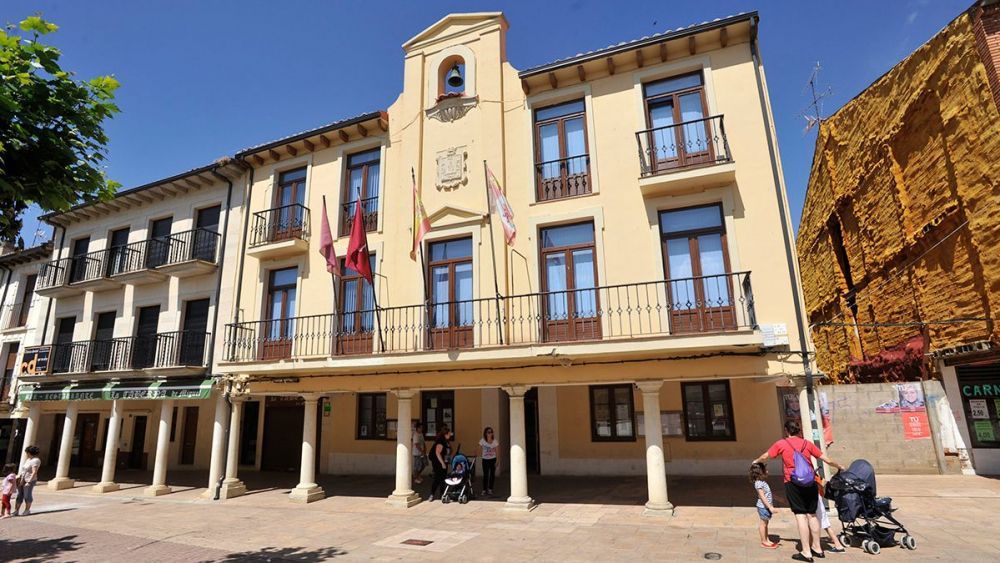 Fachada del Ayuntamiento de Sahagún en una imagen de archivo. L.N.C.