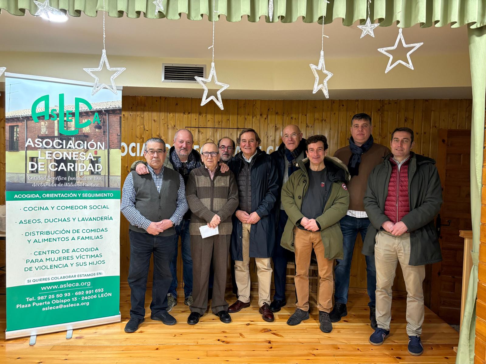 Visita de la Cofradía del Dulce Nombre de Jesús Nazareno a la Asociación Leonesa de Caridad para la entrega de su tradicional donativo. L.N.C.