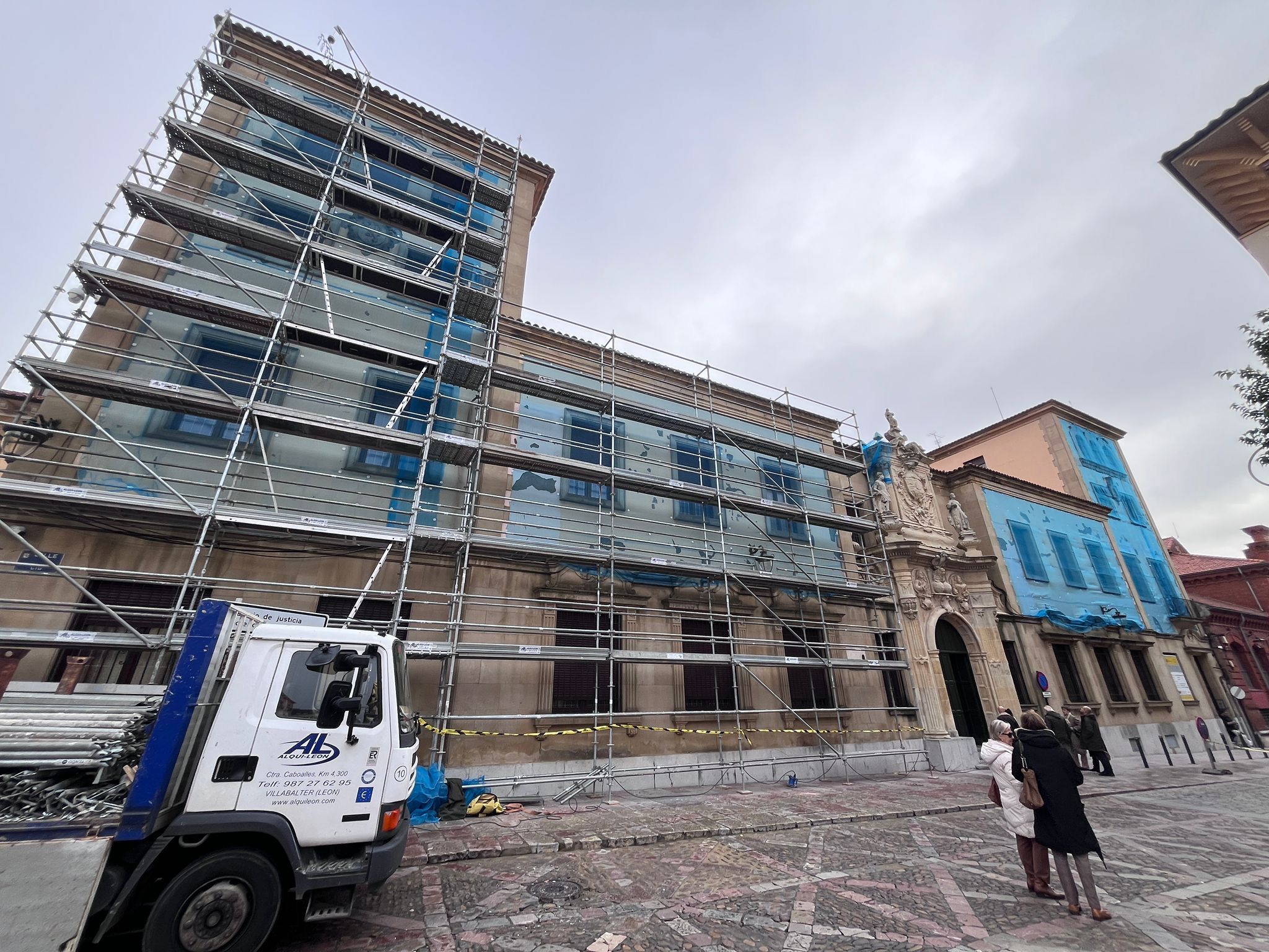 Instalación de los andamios durante la mañana de este viernes para el inicio de las obras en la fachada de la Audiencia Provincial. SAÚL ARÉN