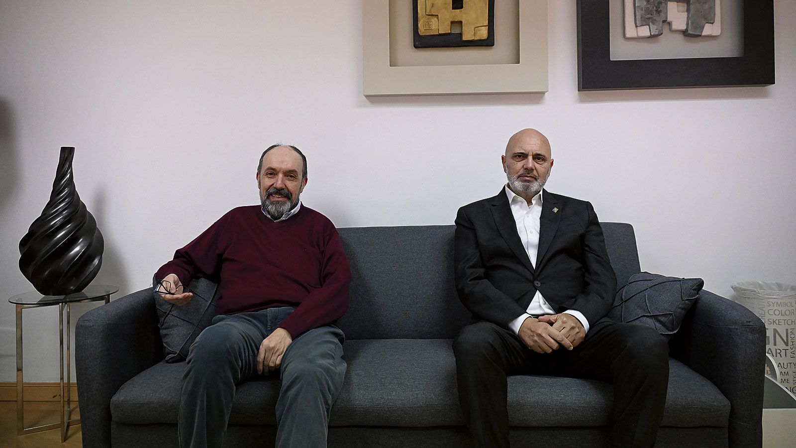 El presidente de la Academia de las Artes, las Letras y las Ciencias, José Luis Chamosa, junto a su director, Vicente Carvajal, en la redacción de LNC. | SAÚL ARÉN