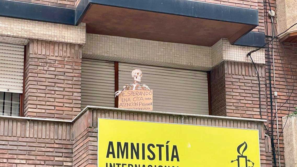 Un esqueleto en un balcón que da a la calle Lucas de Tuy de León. | L.P.