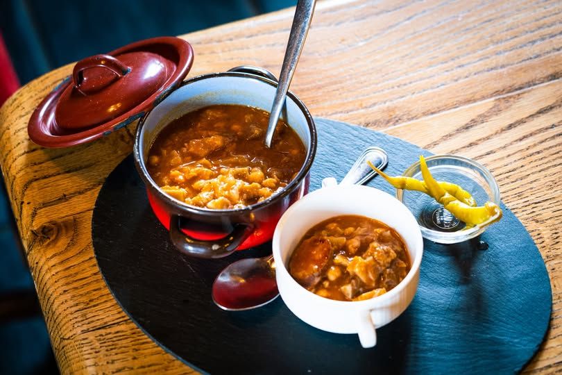 Una tartera con callos.