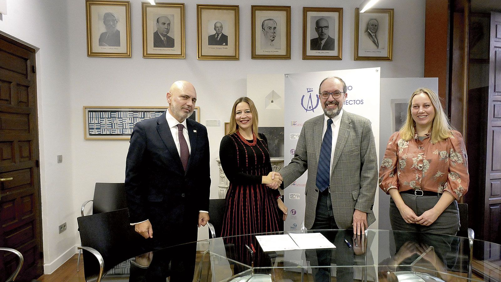 Vicente Carvajal, Eva Testa, José Luis Chamosa y María José González firmaron el convenio en el Coal. | MAURICIO PEÑA