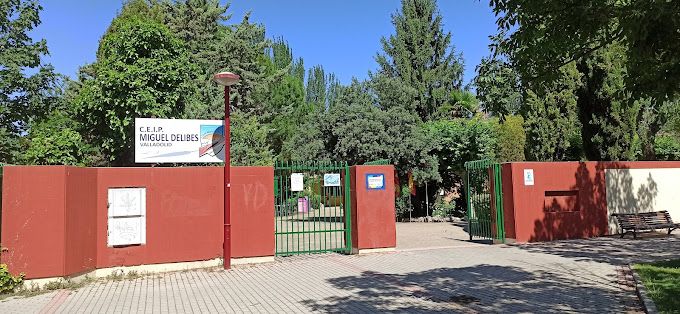 Puerta de entrada del colegio Miguel Delibes. | GOOGLE MAPS