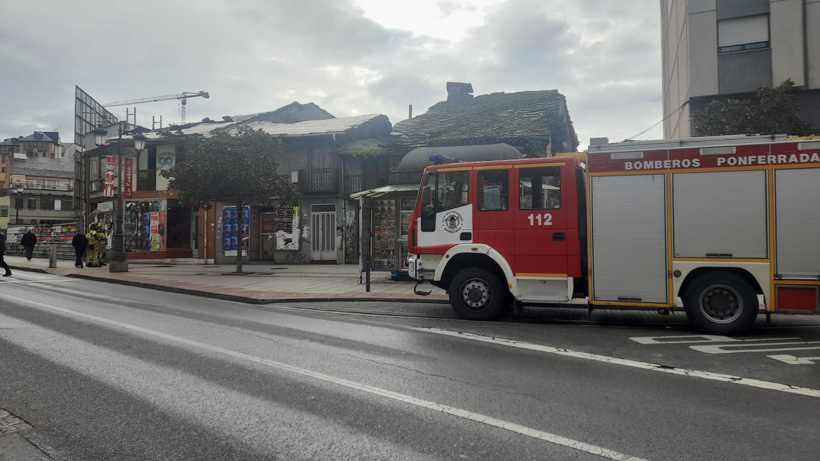 Trabajos de los bomberos en las viviendas quemadas en 2023. | MAR IGLESIAS