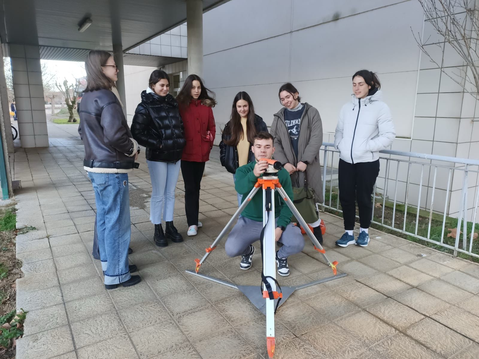 Visita de los estudiantes de bachillerato del colegio Leonés Jesús Maestro. L.N.C.