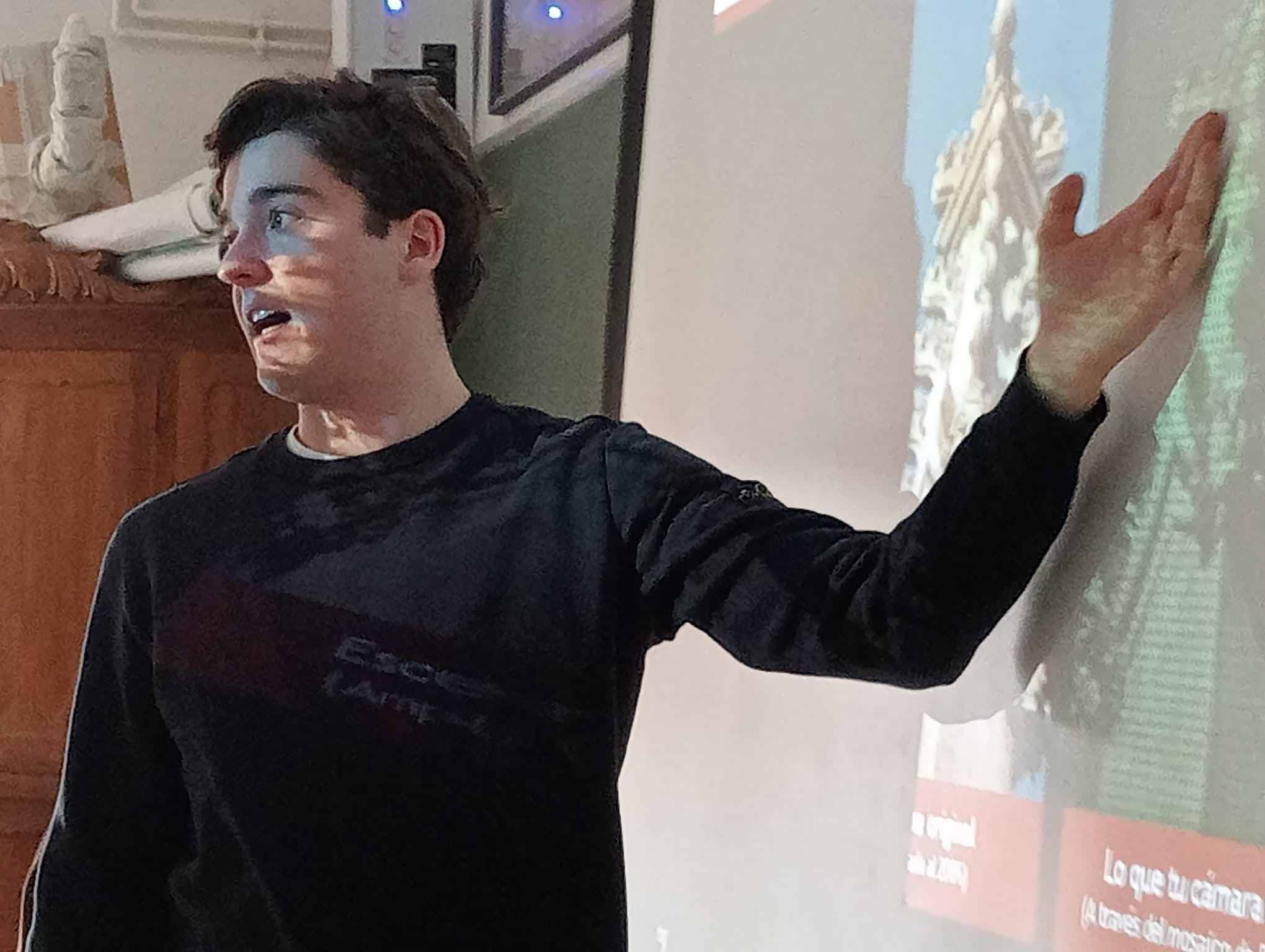 Mateo Morales durante una de las conferencias sobre fotografía y vídeo en el colegio Maristas San José. L.N.C.